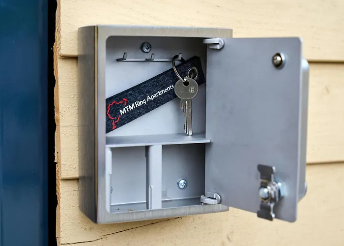 Luxuscontainer Am Nuerburgring #2 *